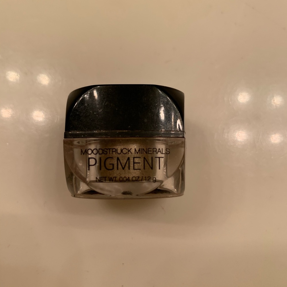 Younique “Confident” Moodstruck mineral pigment